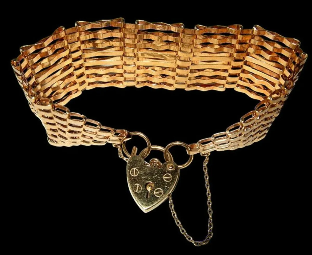 Vintage 9ct Gold Gate/Padlock Bracelet - Image 3