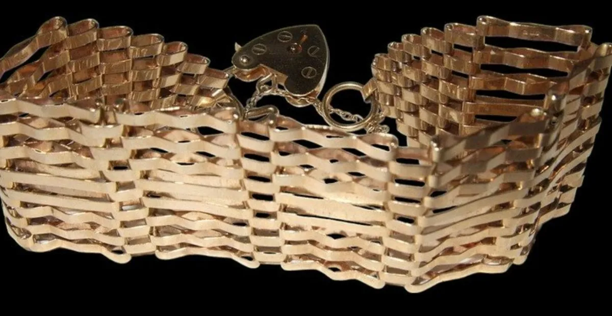 Vintage 9ct Gold Gate/Padlock Bracelet - Image 4
