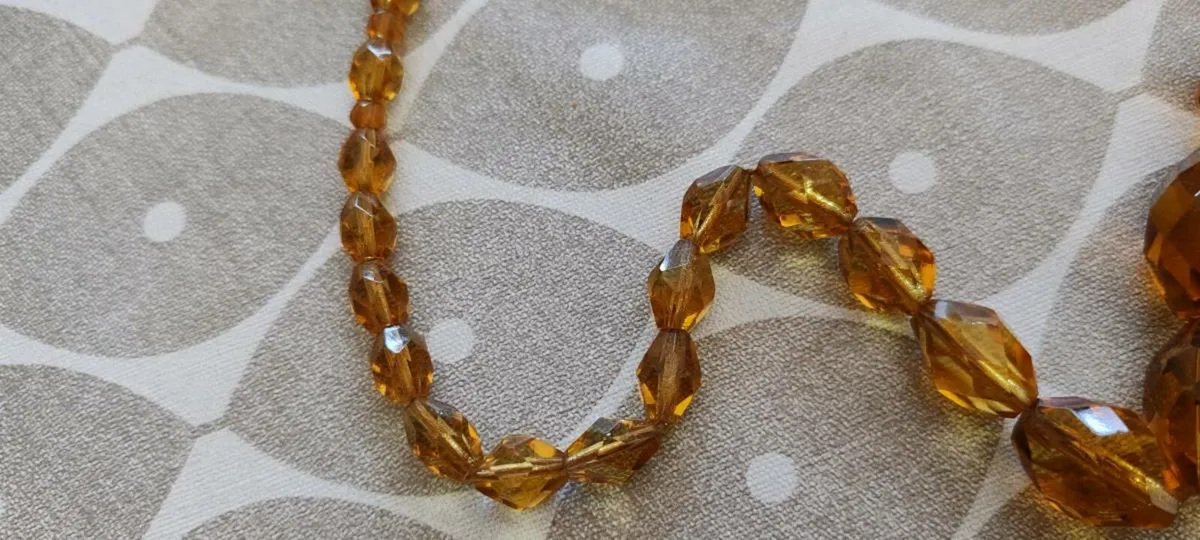 Vintage green glass necklace - Image 4