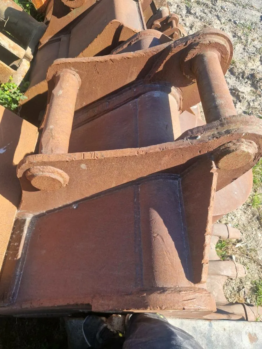 Buckets & Q Hitch for 35 T - Image 1