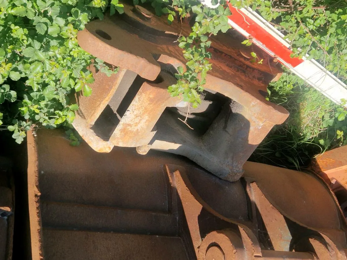 Buckets & Q Hitch for 35 T - Image 2