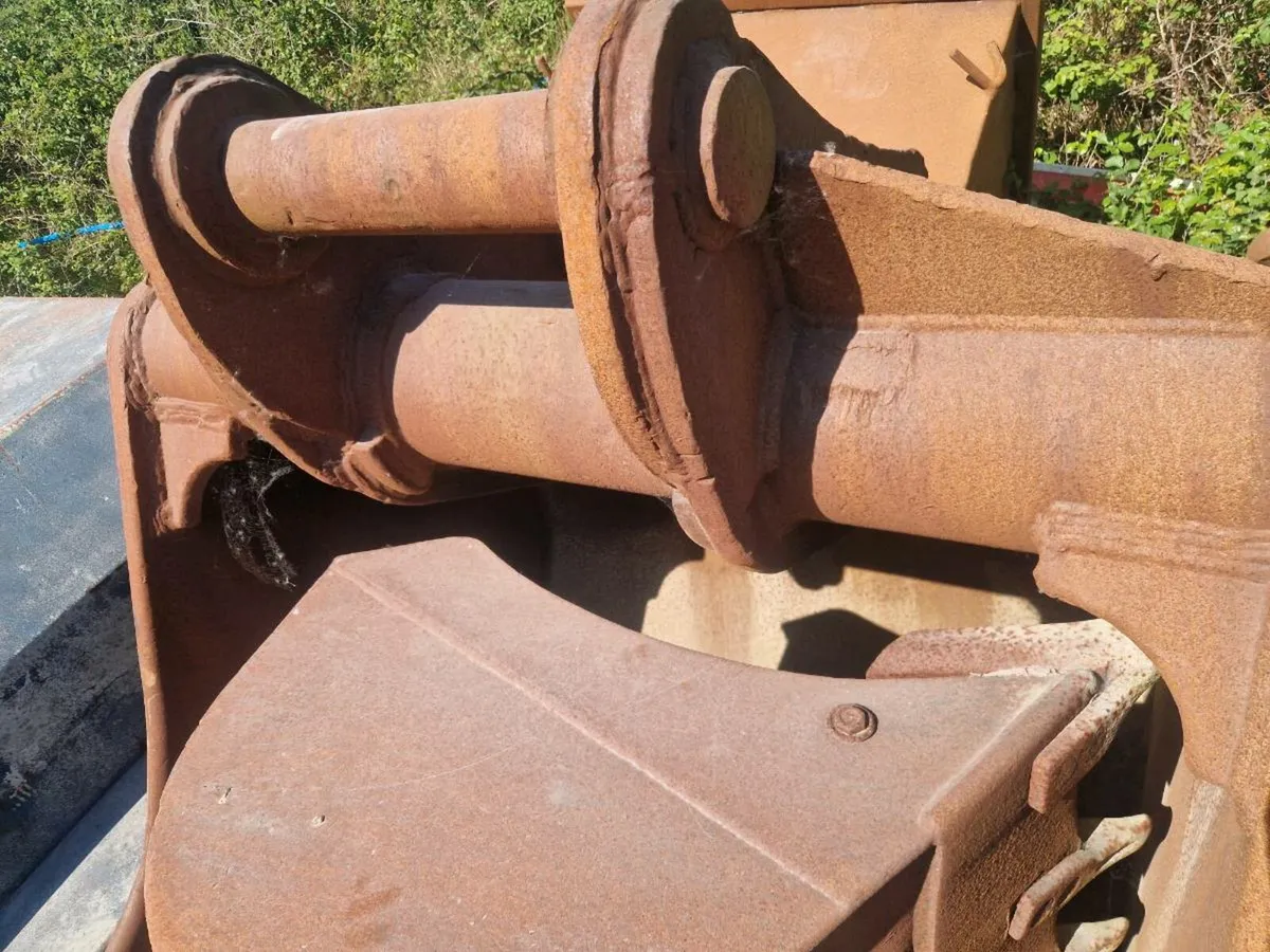 Buckets & Q Hitch for 35 T - Image 3