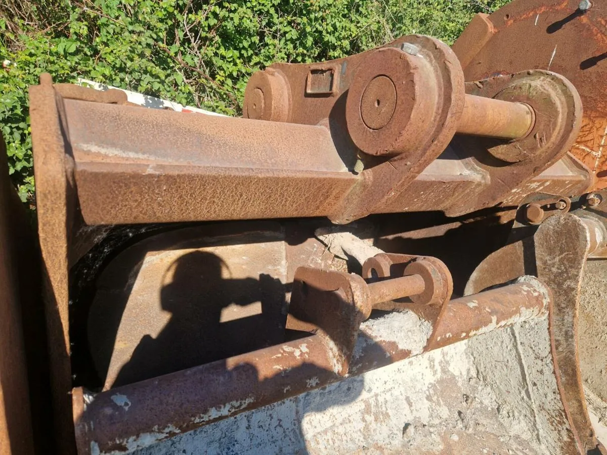 Buckets & Q Hitch for 35 T - Image 4