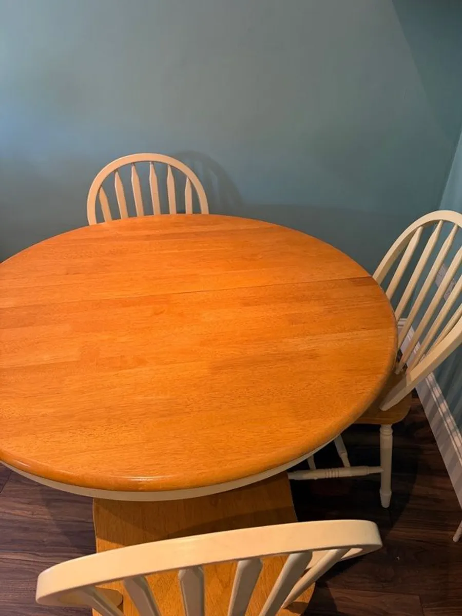 Extendable dining table and 6 chairs. Solid wood - Image 2