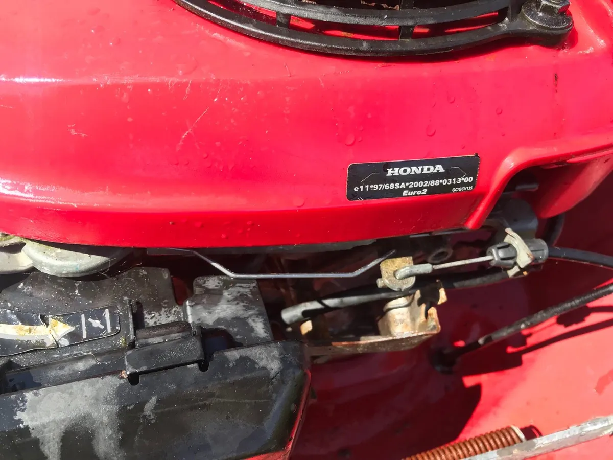 Lawnmower Honda engine - Image 3