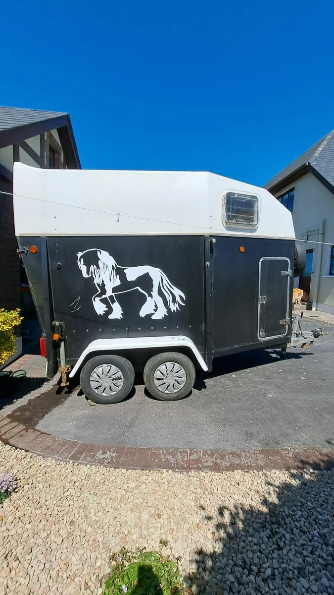 Horse box - Image 1