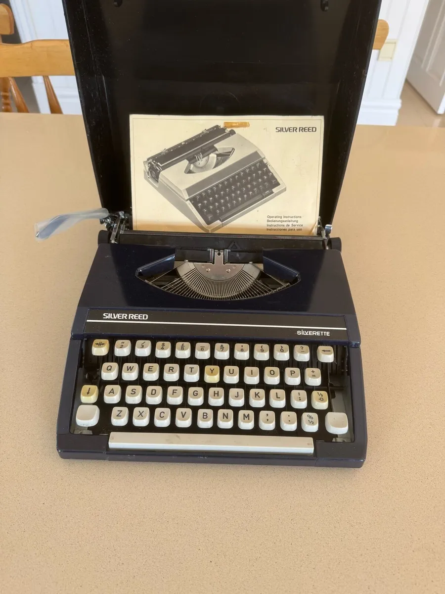 Silver reed typewriter - Image 2