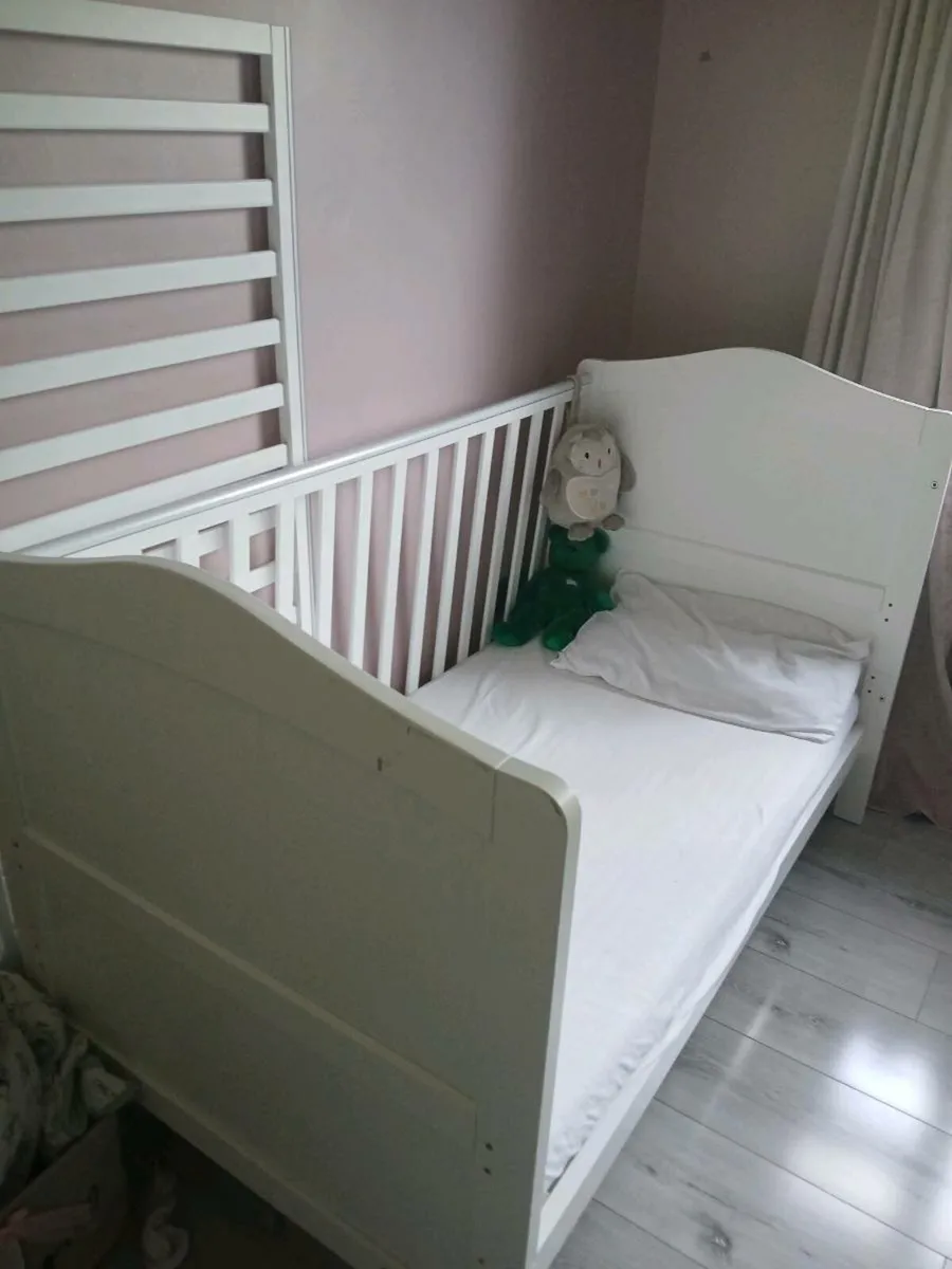 Baby's cot - Image 1