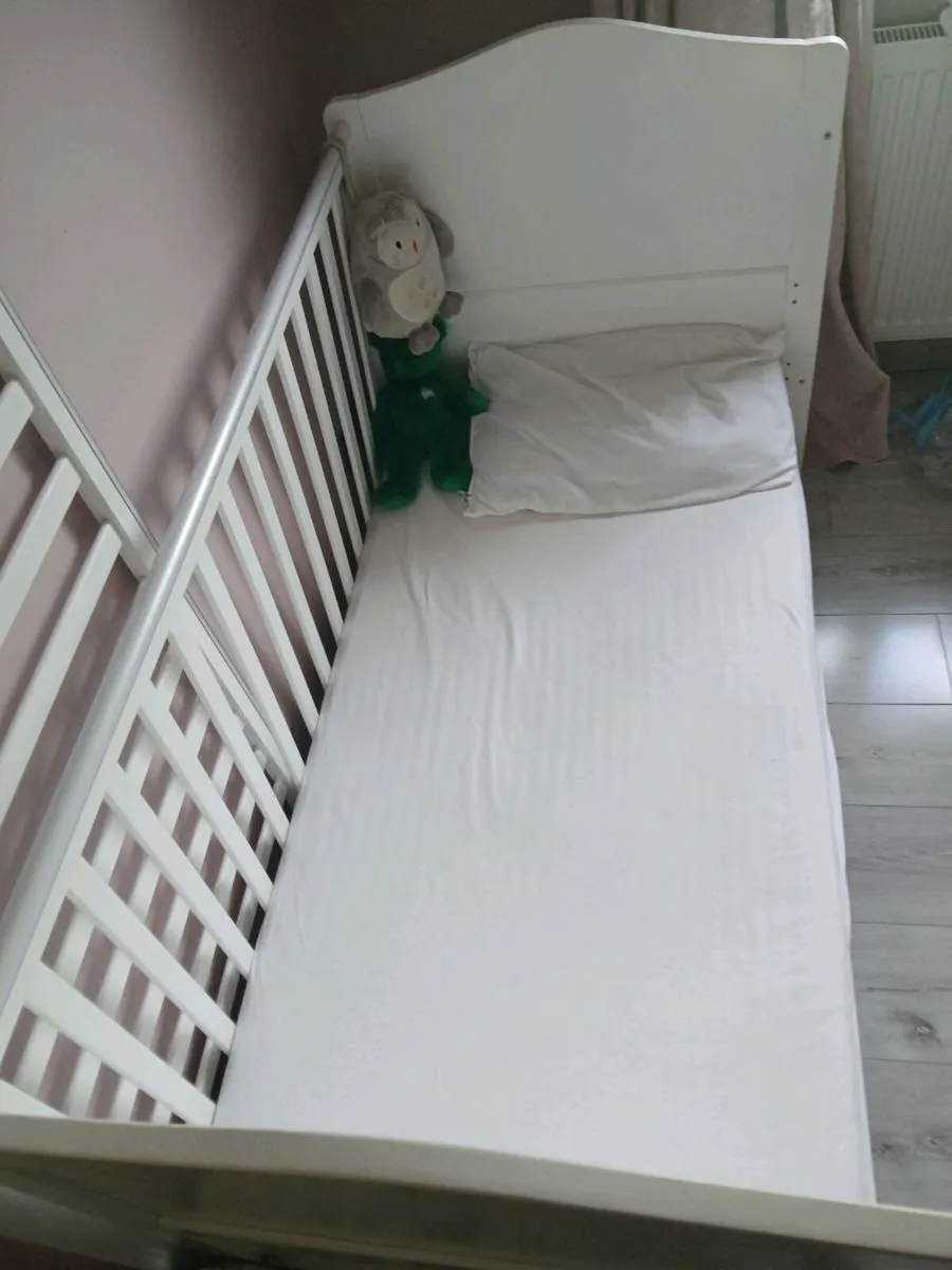 Baby's cot - Image 2
