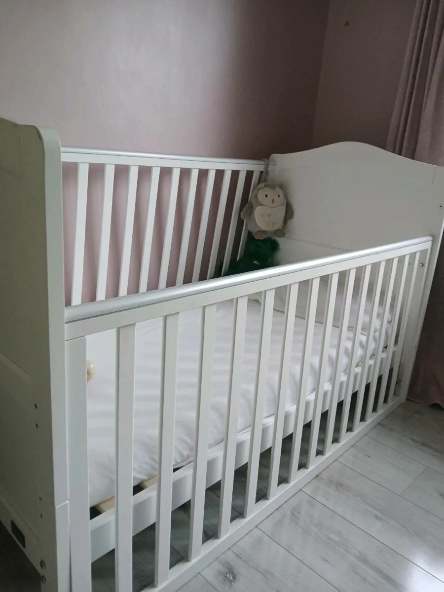 Baby's cot - Image 3