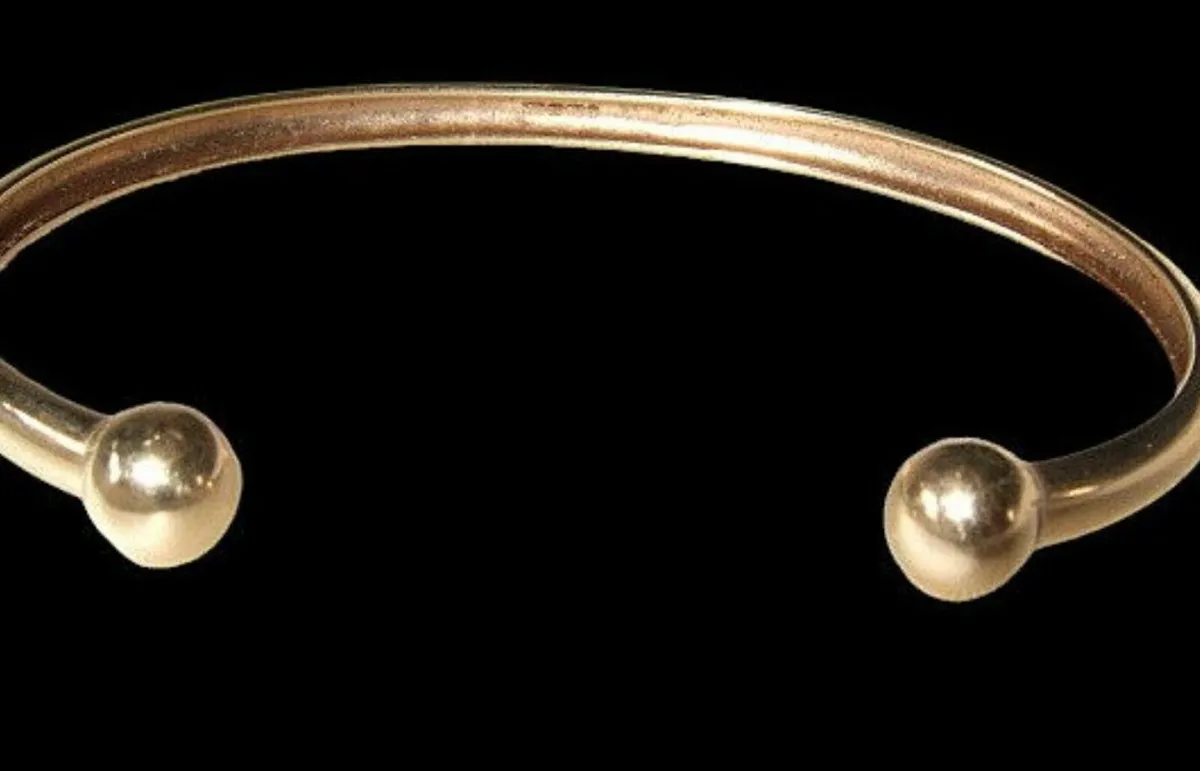 Vintage 9K Gold 'Torque' Design Open Bangle - Image 2