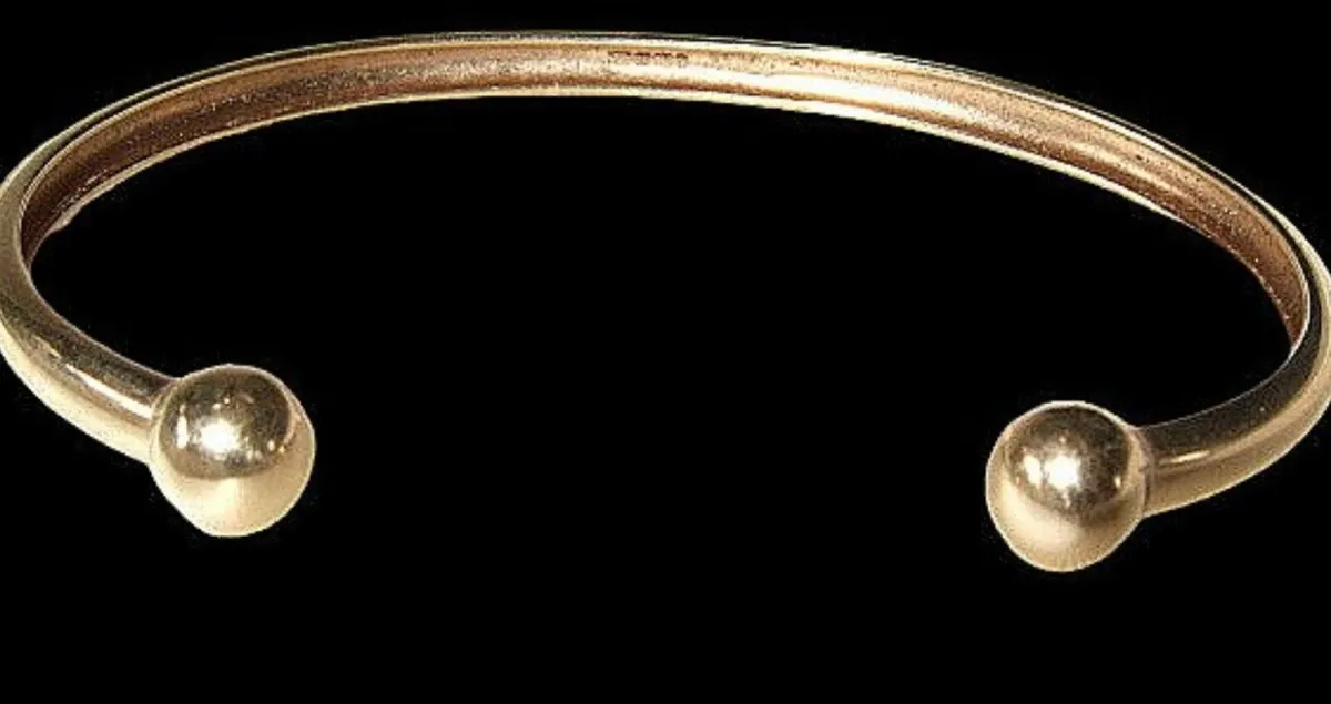 Vintage 9K Gold 'Torque' Design Open Bangle - Image 4