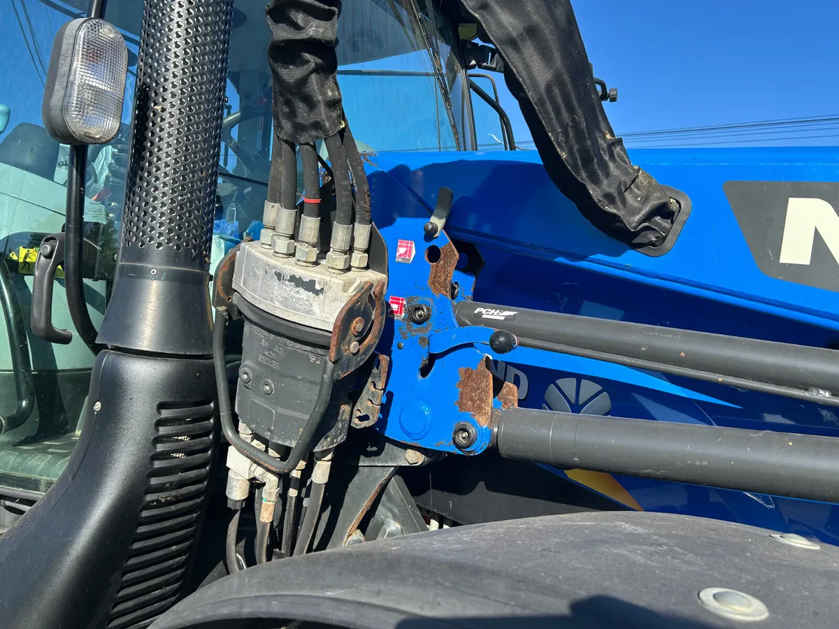 2016 New Holland T6.140 with Loader - Image 2