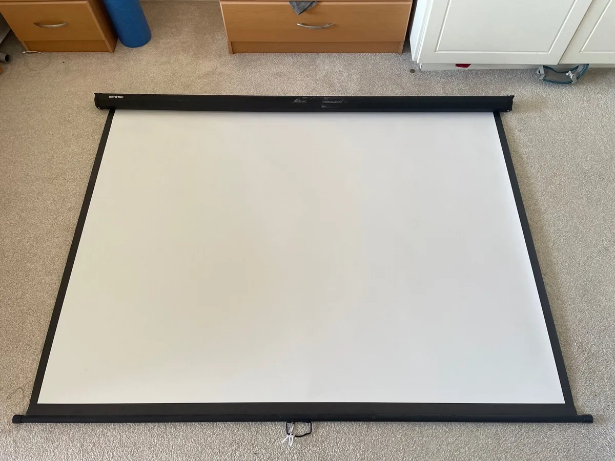 Projector screen, retractable - Image 1