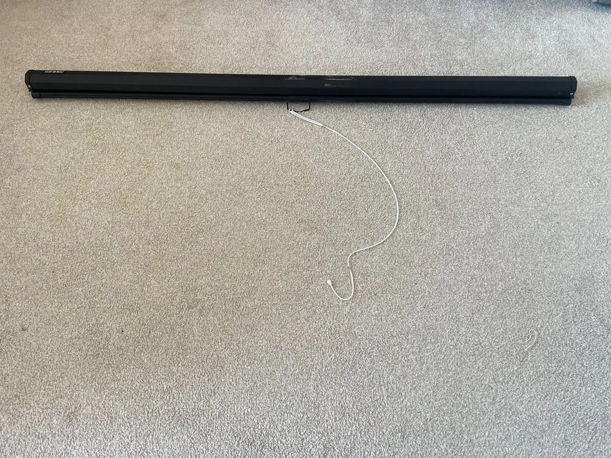 Projector screen, retractable - Image 2