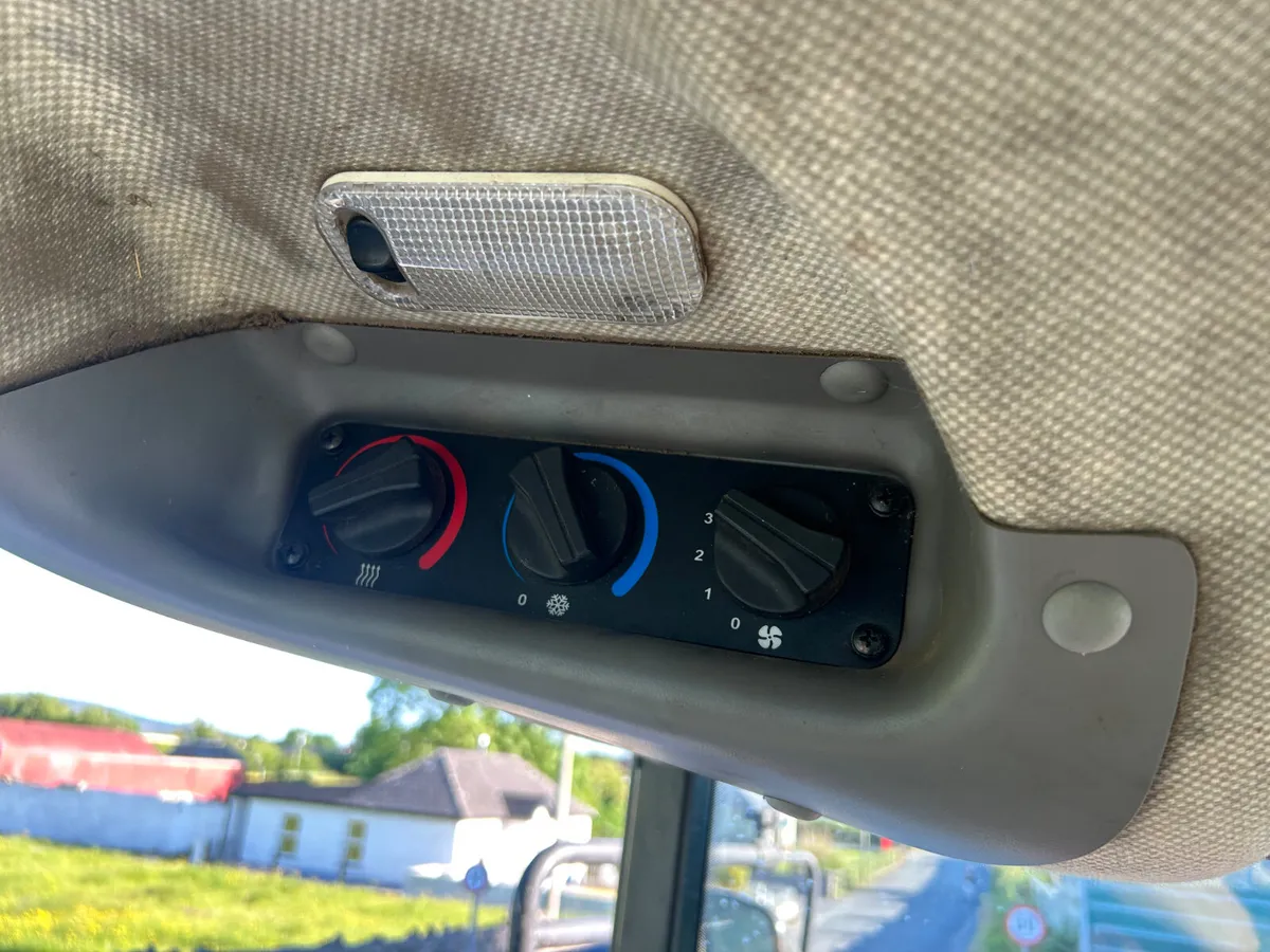 2011 Case JX90 - Image 2
