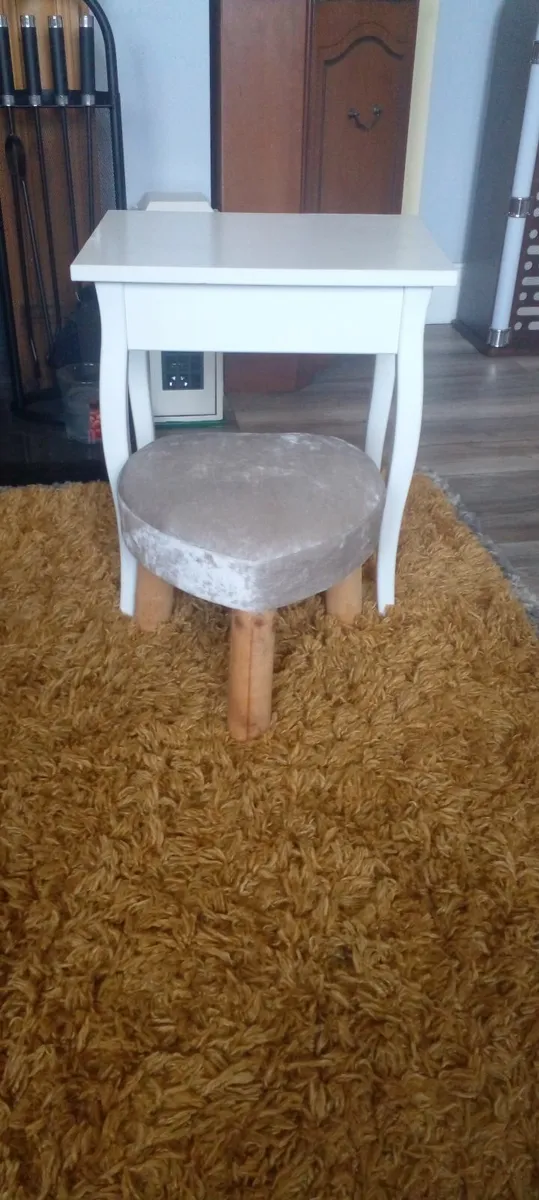 Lights and table/chair - Image 1