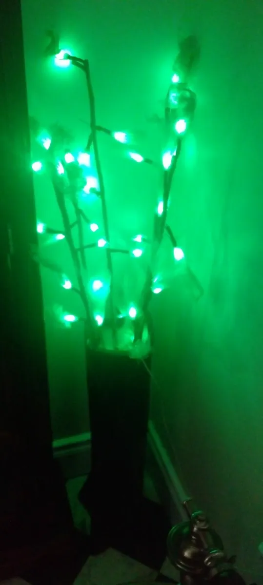 Lights and table/chair - Image 2