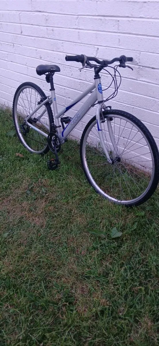 Apollo excelle 27.5 inch bike - Image 3