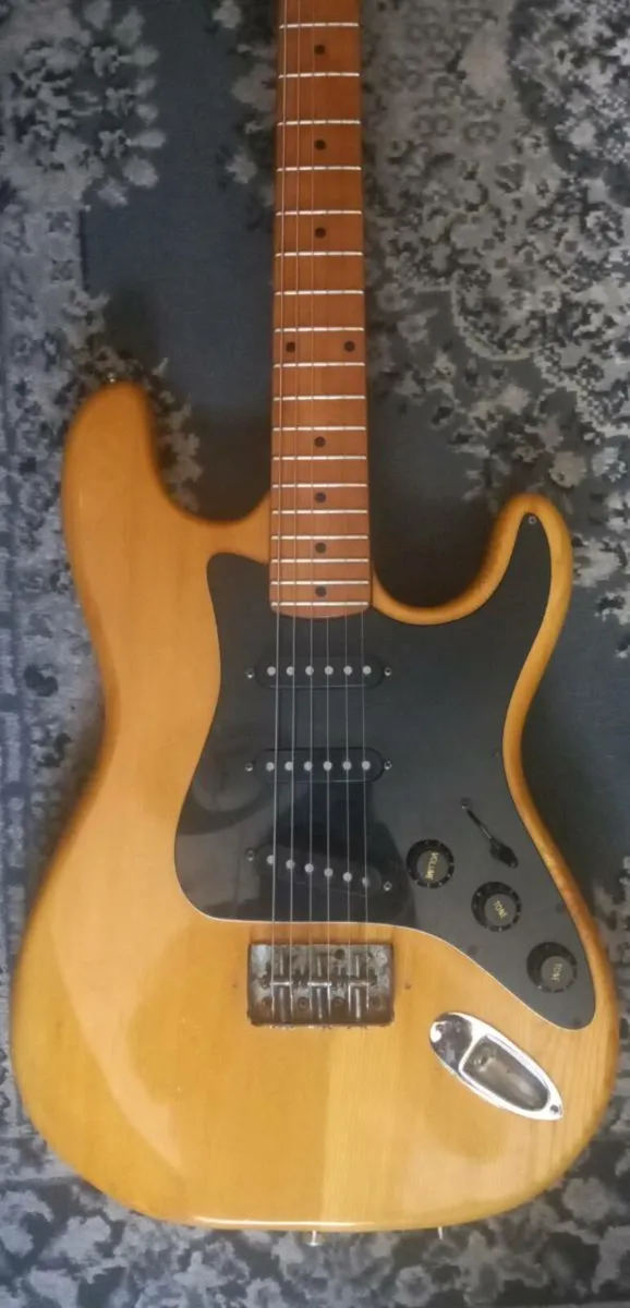 Vintage Hondo ii Strat w/ orig DiMarzio pickups - Image 2