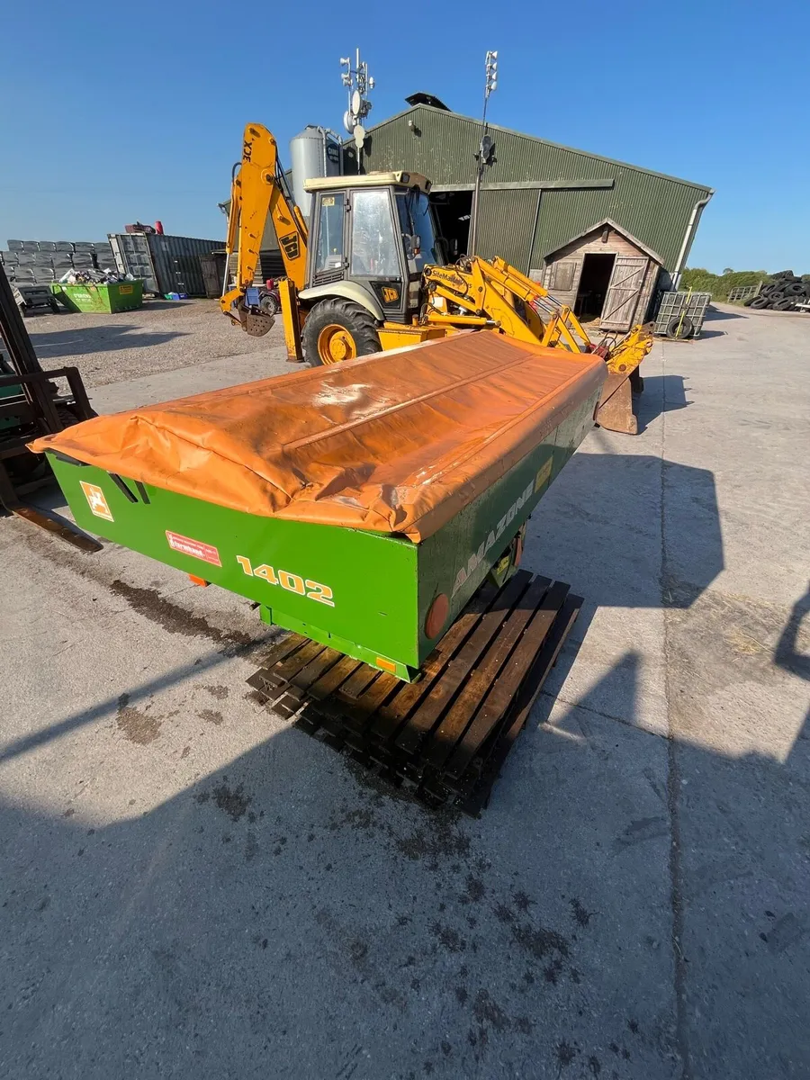 Amazone fertilizer spreader - Image 1