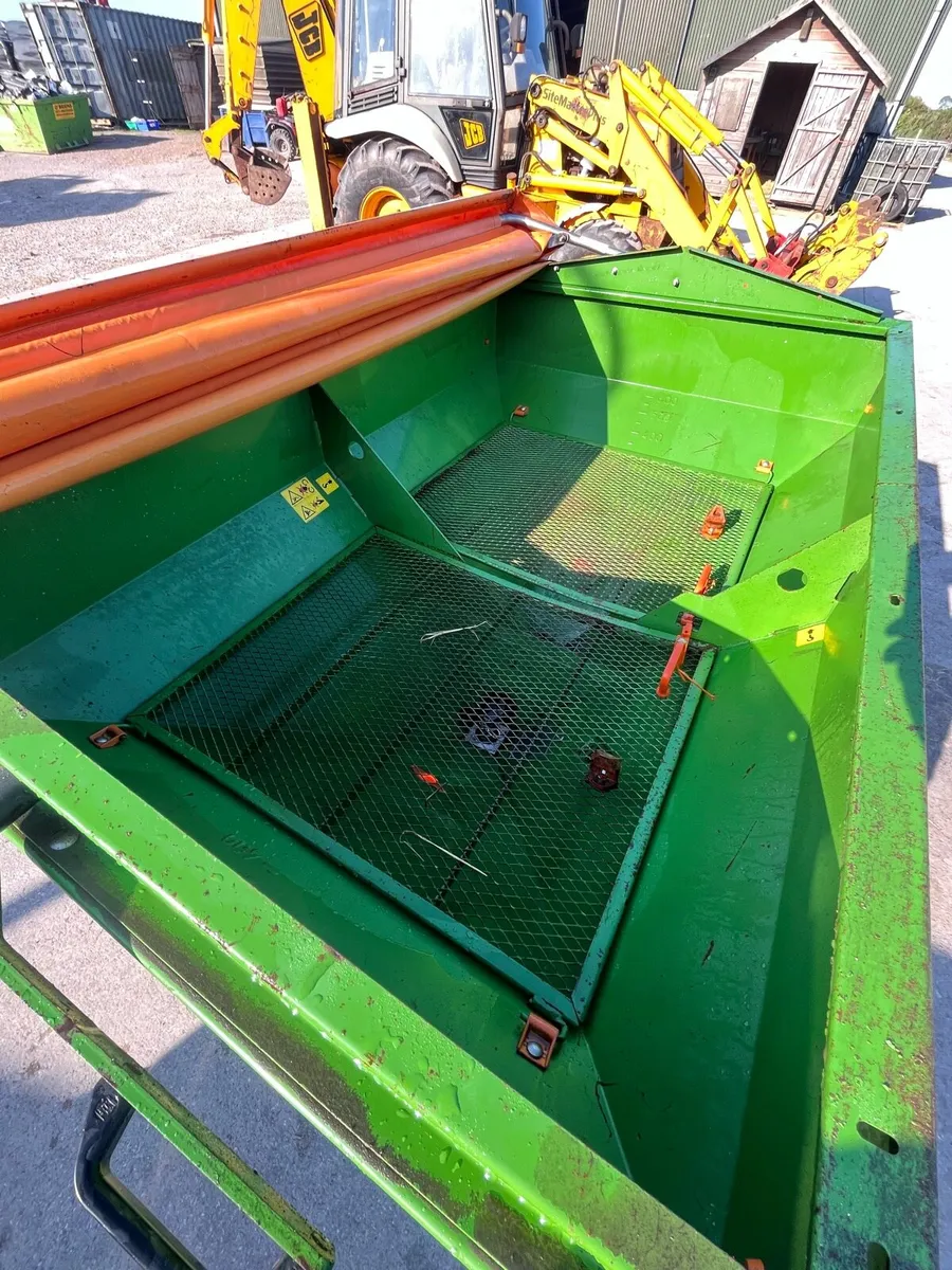 Amazone fertilizer spreader - Image 2