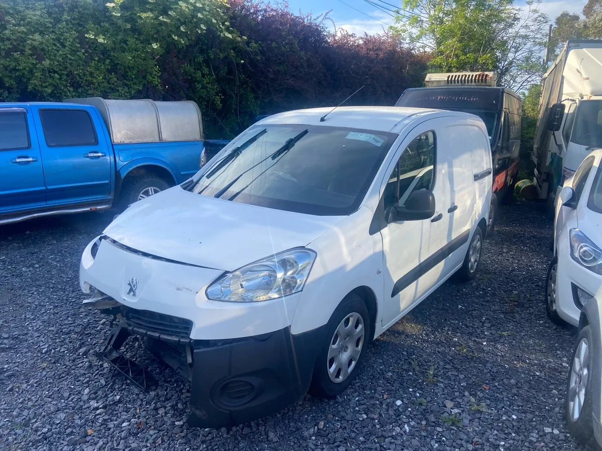 142 Peugeot partner damaged - Image 2