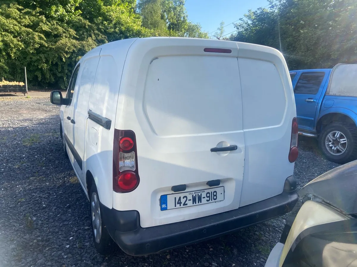 142 Peugeot partner damaged - Image 3
