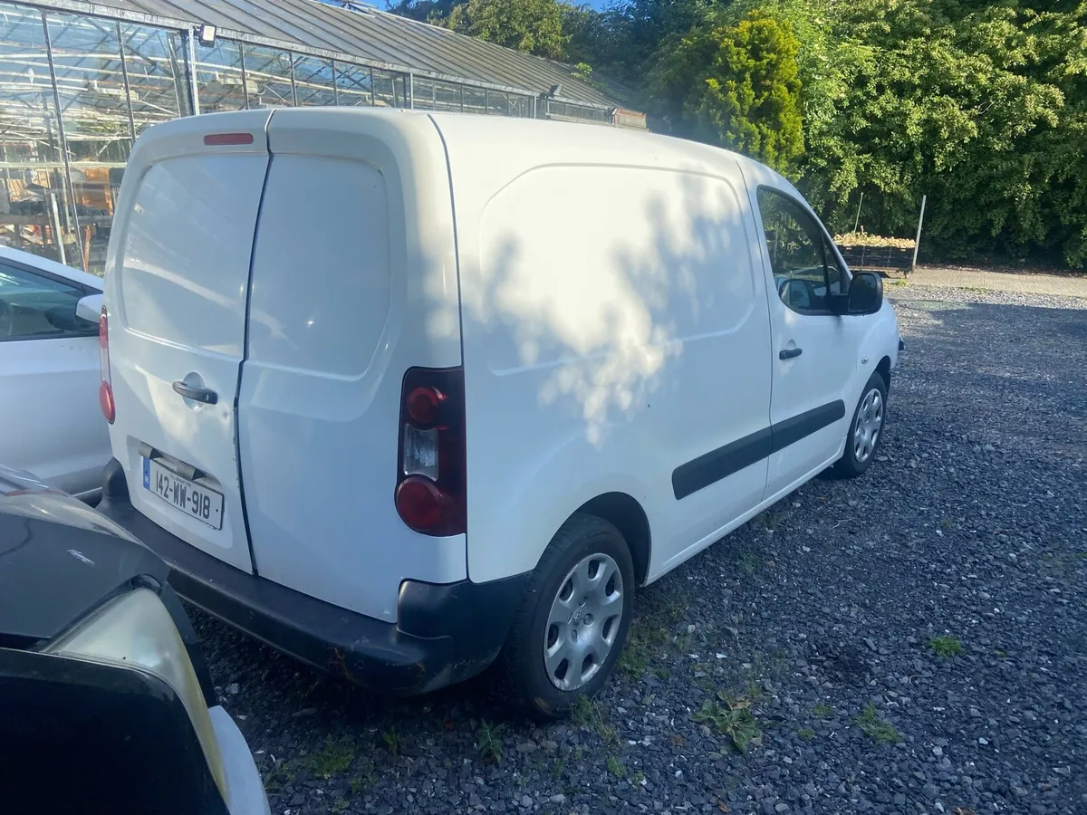 142 Peugeot partner damaged - Image 4