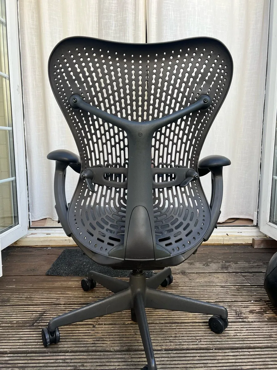 Immaculate Herman Miller Mirra - Image 1