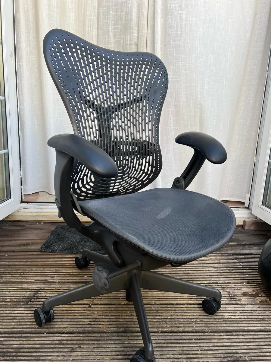 Immaculate Herman Miller Mirra - Image 2
