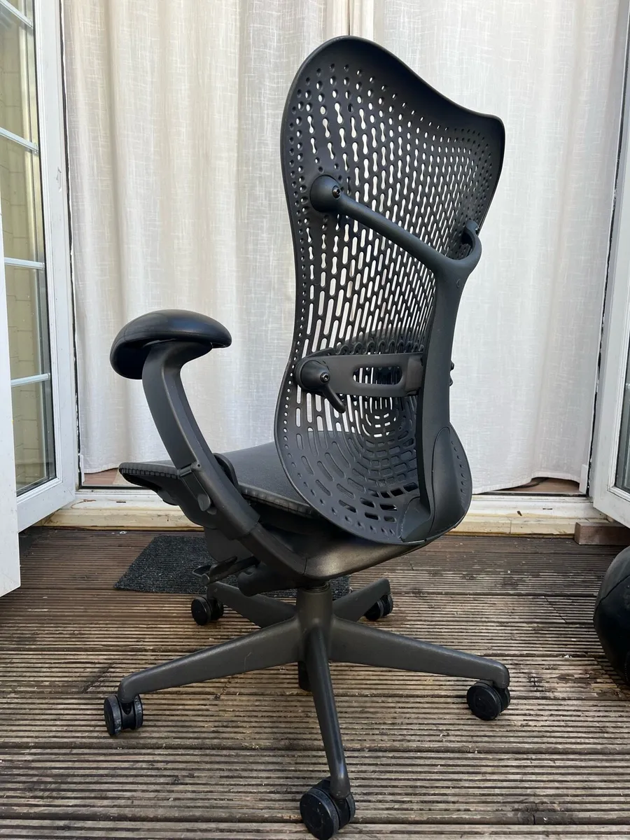 Immaculate Herman Miller Mirra - Image 3