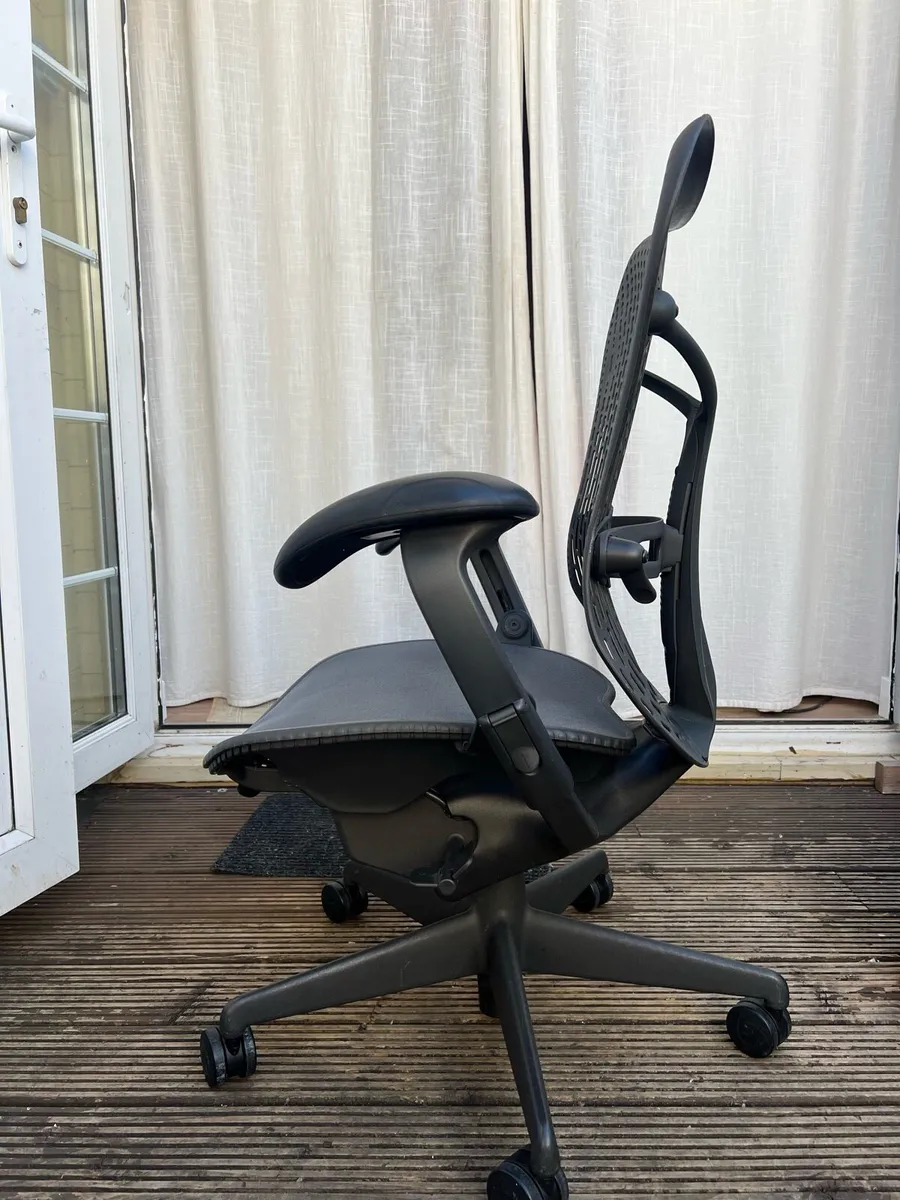 Immaculate Herman Miller Mirra - Image 4