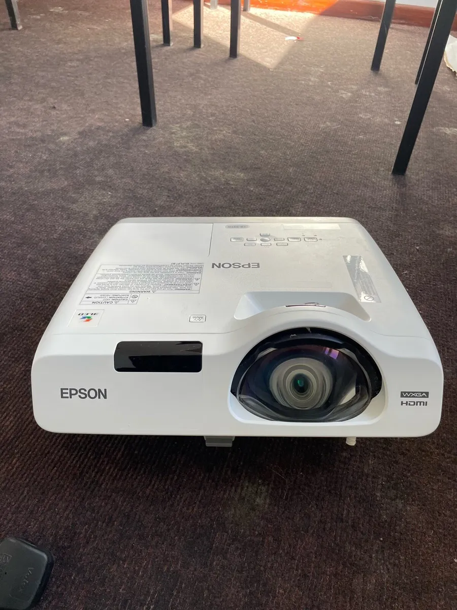 Epson EB530 short throw projector and speakers - Image 1