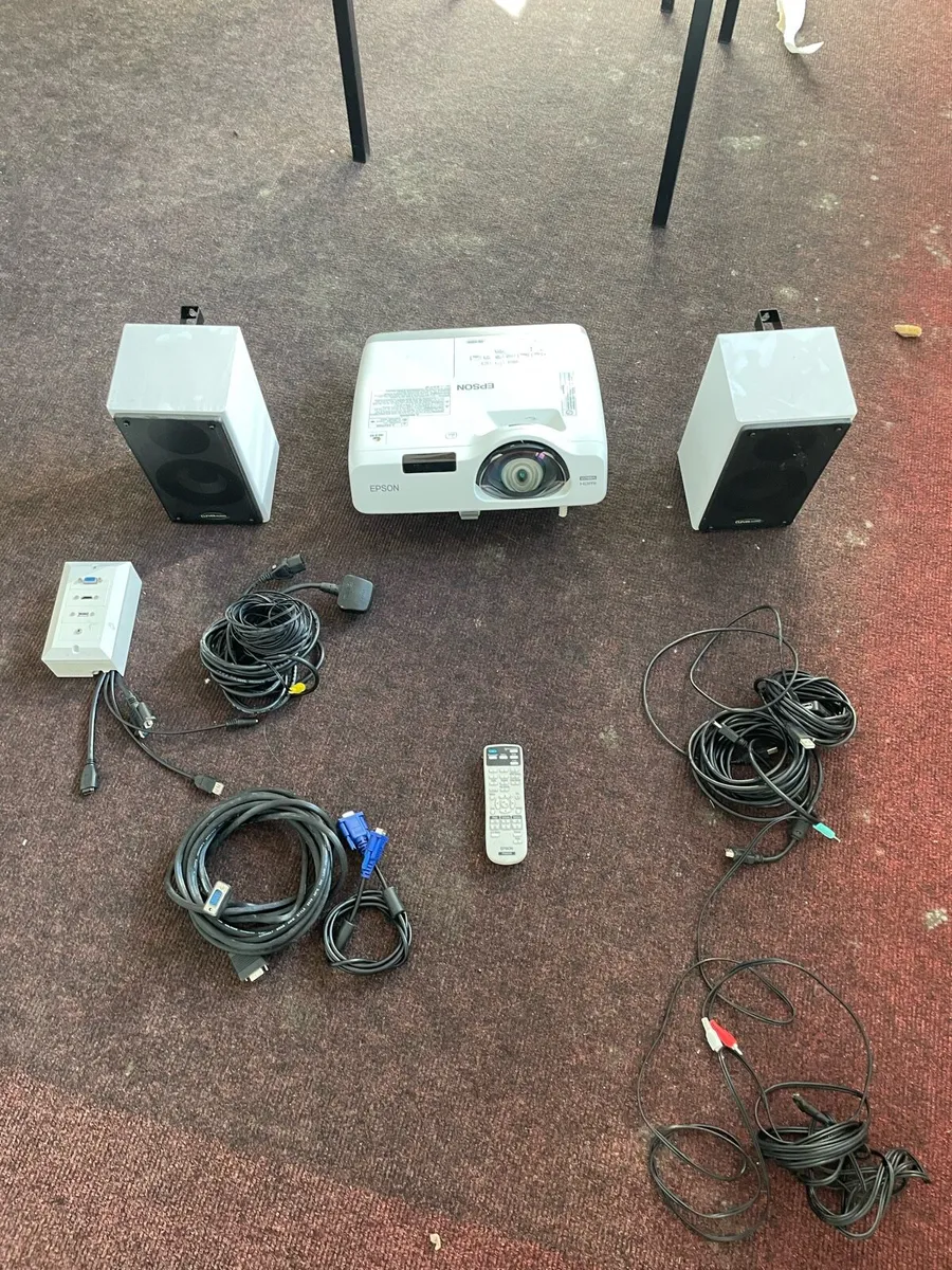 Epson EB530 short throw projector and speakers - Image 3