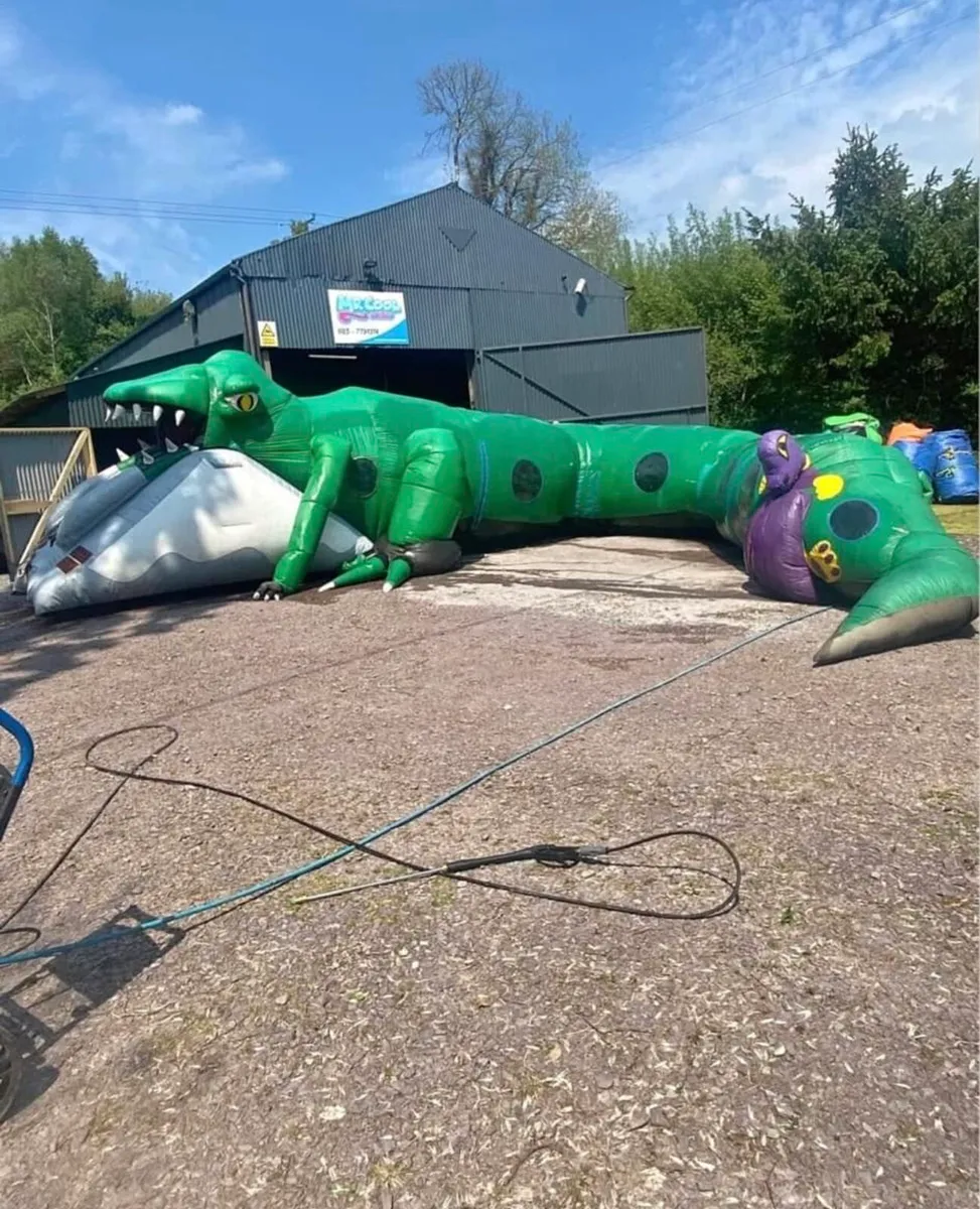 Bouncy castle with 2 blowers