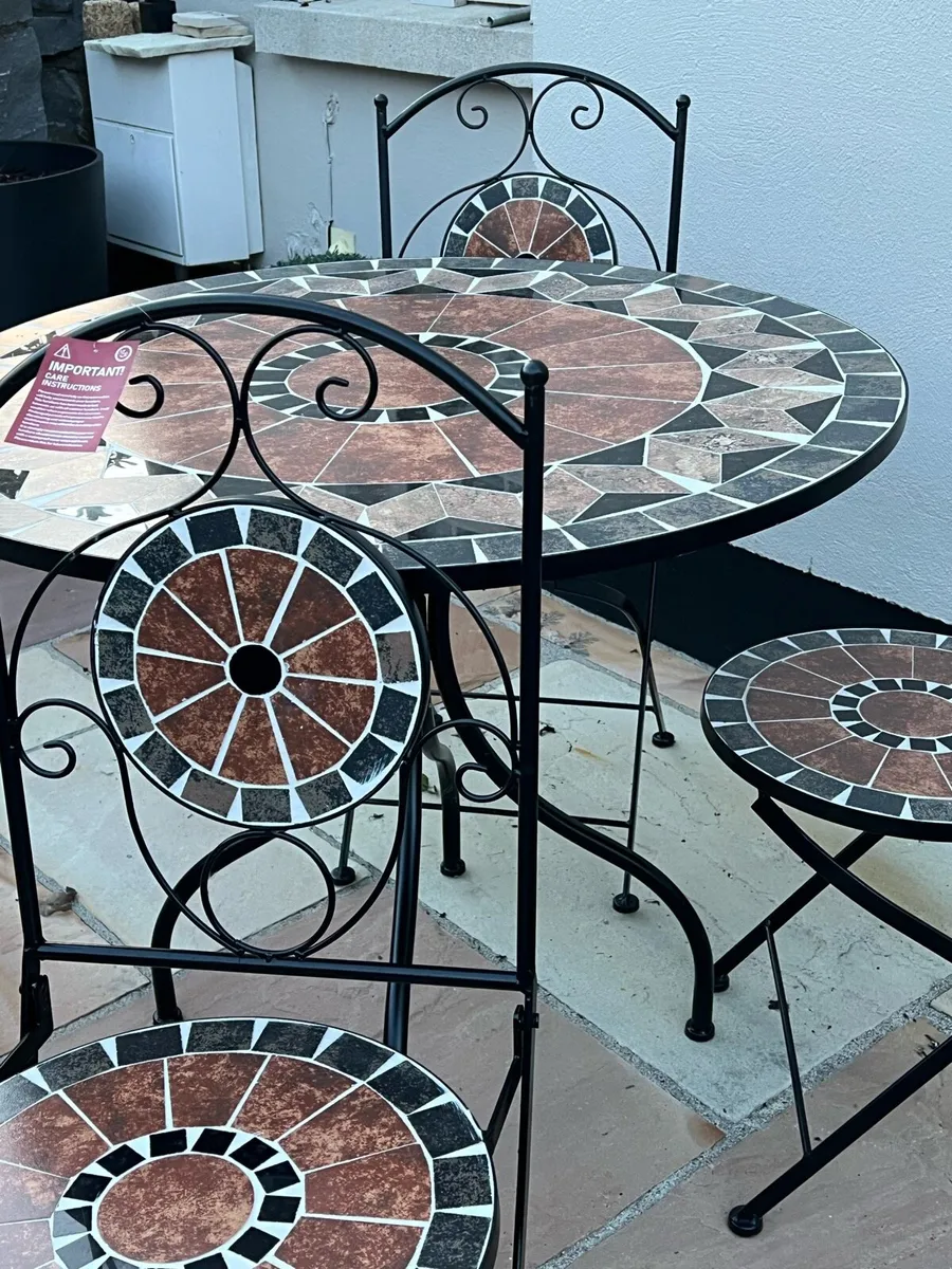 Garden Table and 4 chairs - Image 1