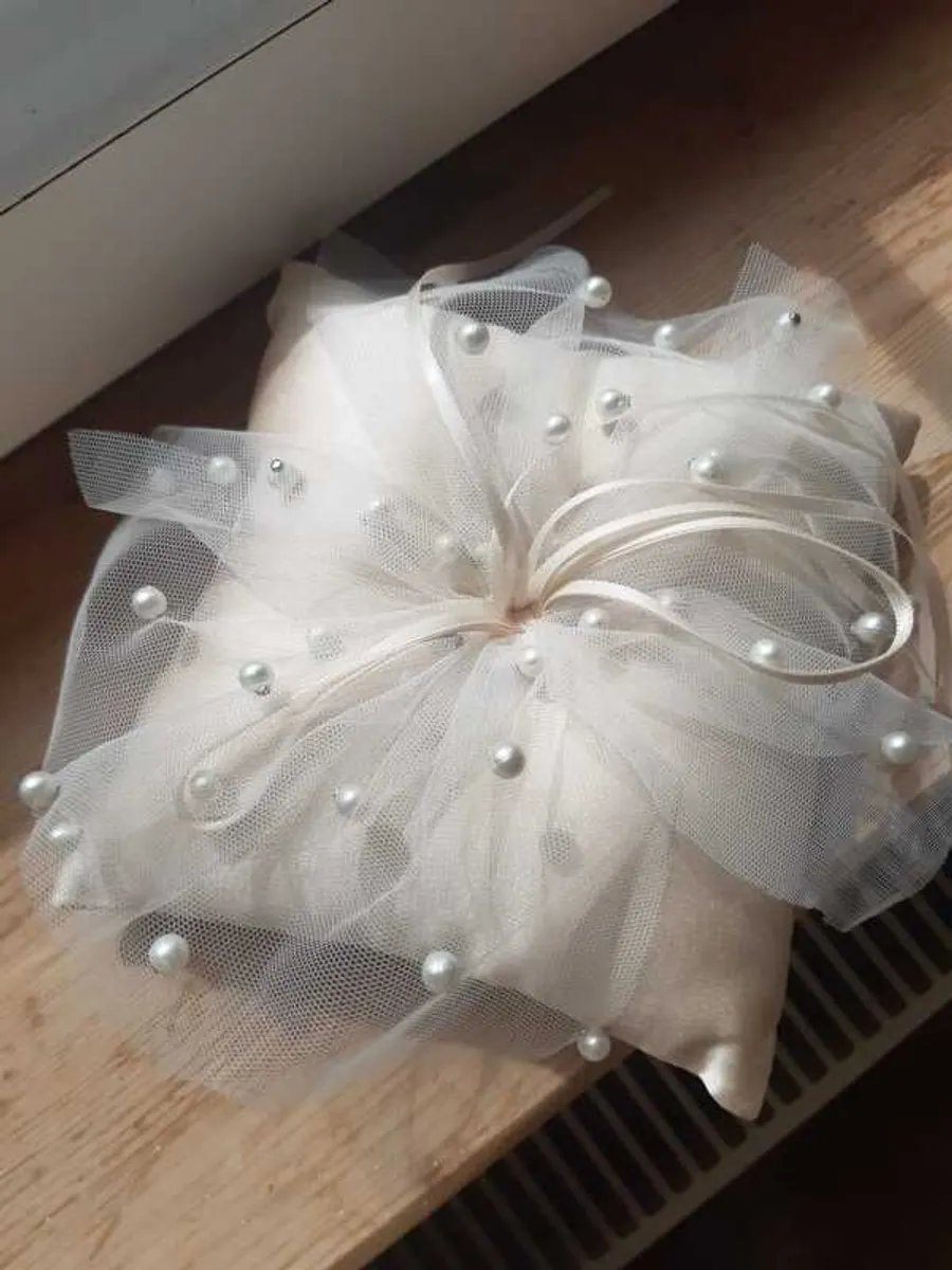 Green & White wedding decor - Image 1
