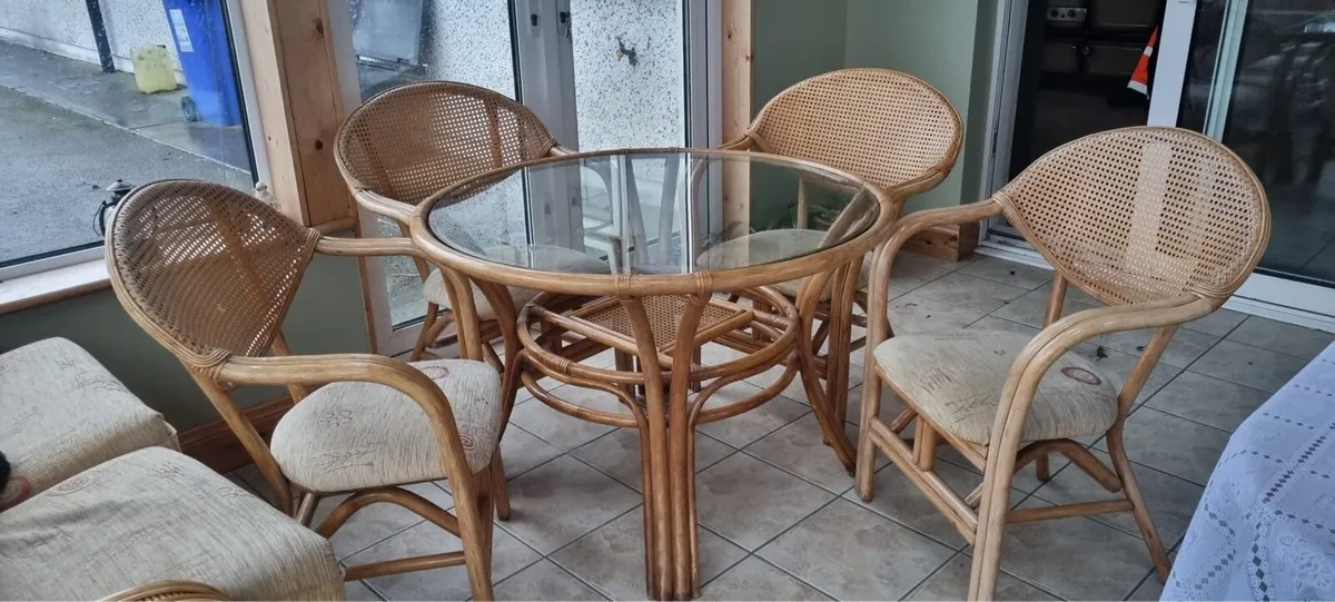 Table and chairs - Image 1