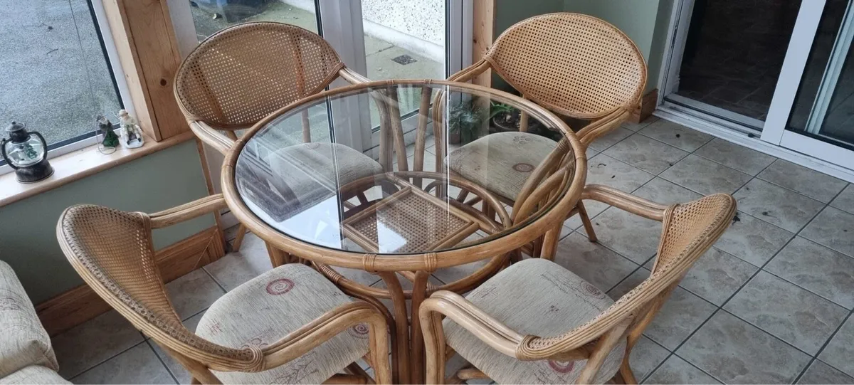 Table and chairs - Image 2