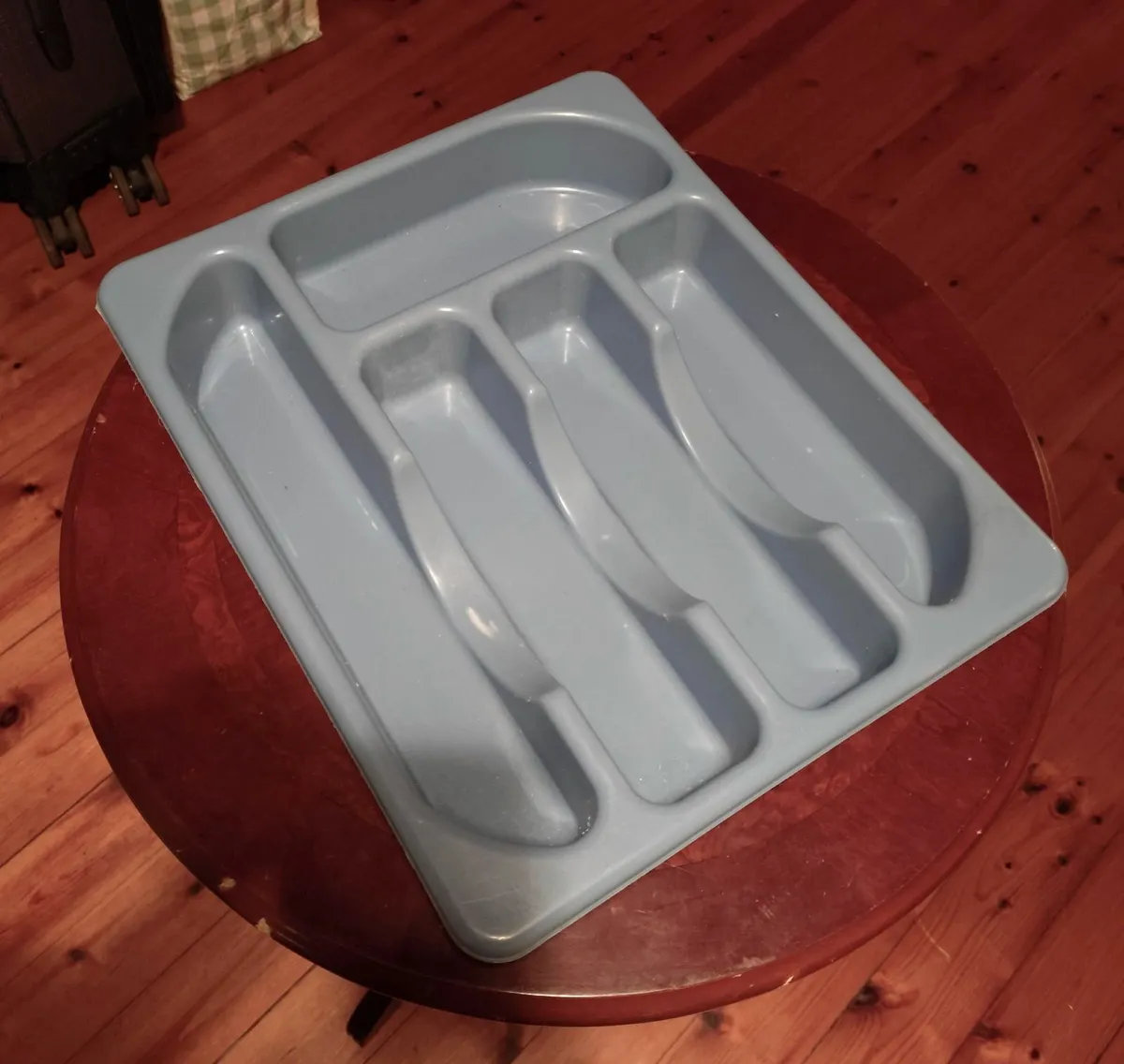 PLASTIC CUTLERY HOLDER (USED). - Image 1