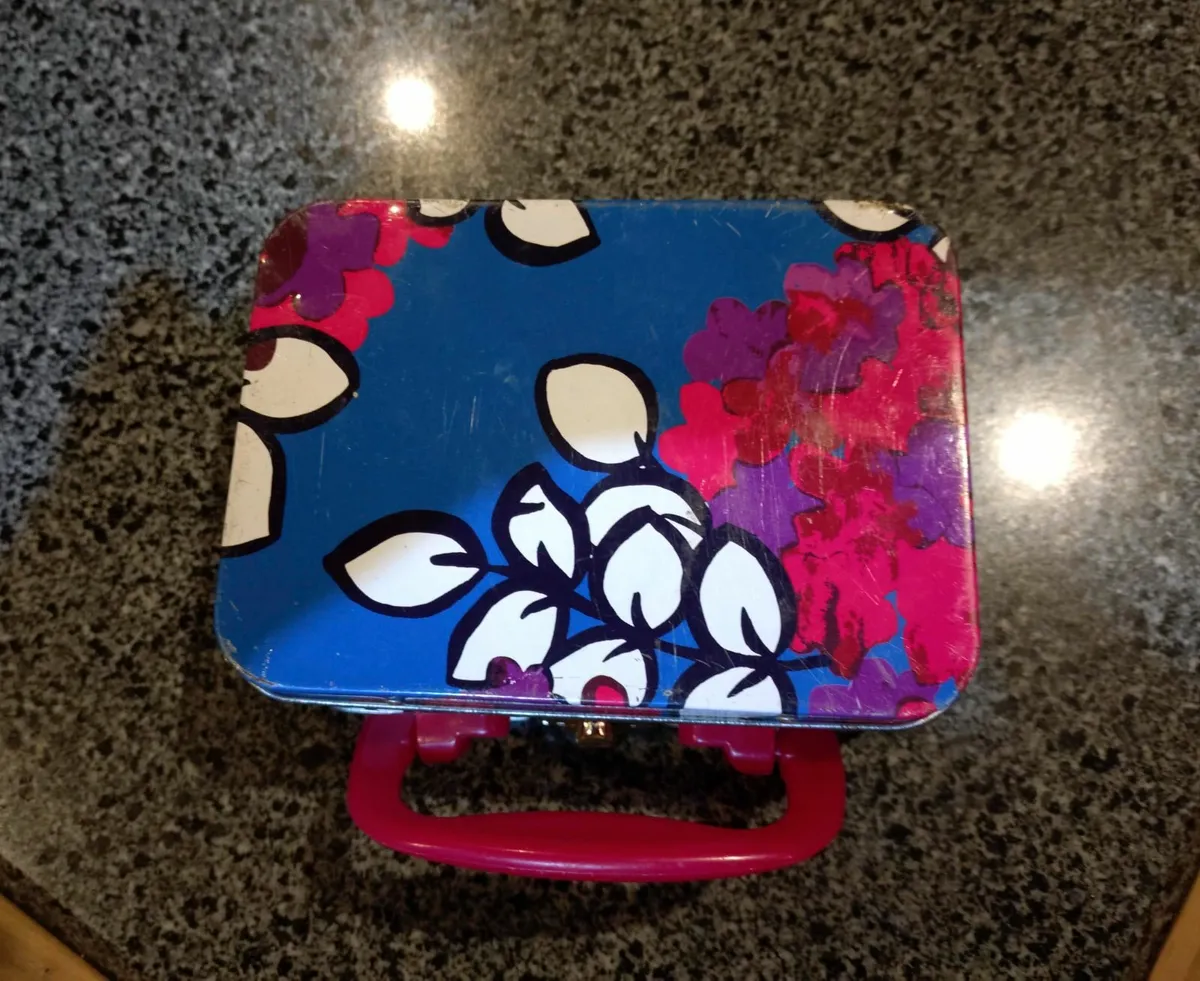KIDS TIN SUITCASE/LUNCH BOX (USED). - Image 4