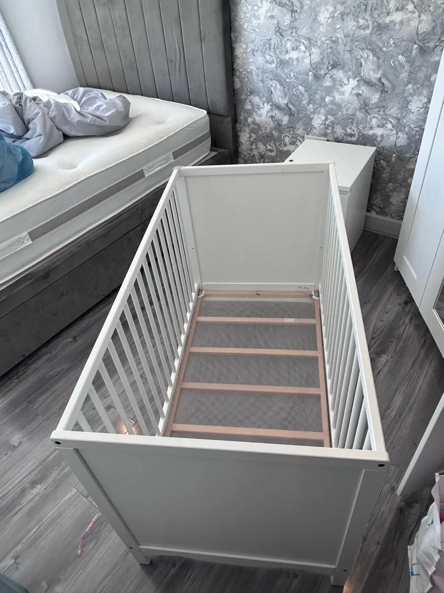 Baby cot - Image 1