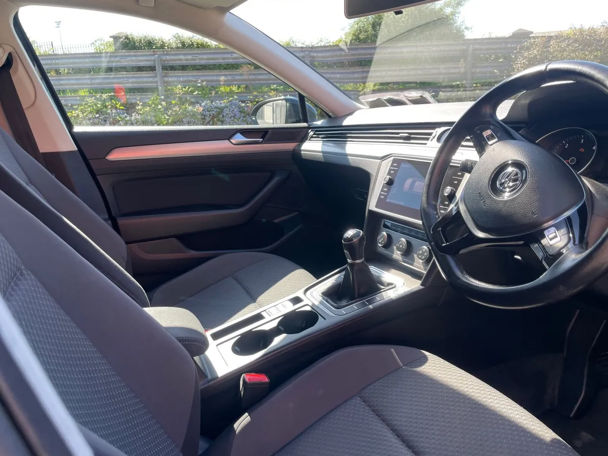 Volkswagen Passat 2017 - Image 2