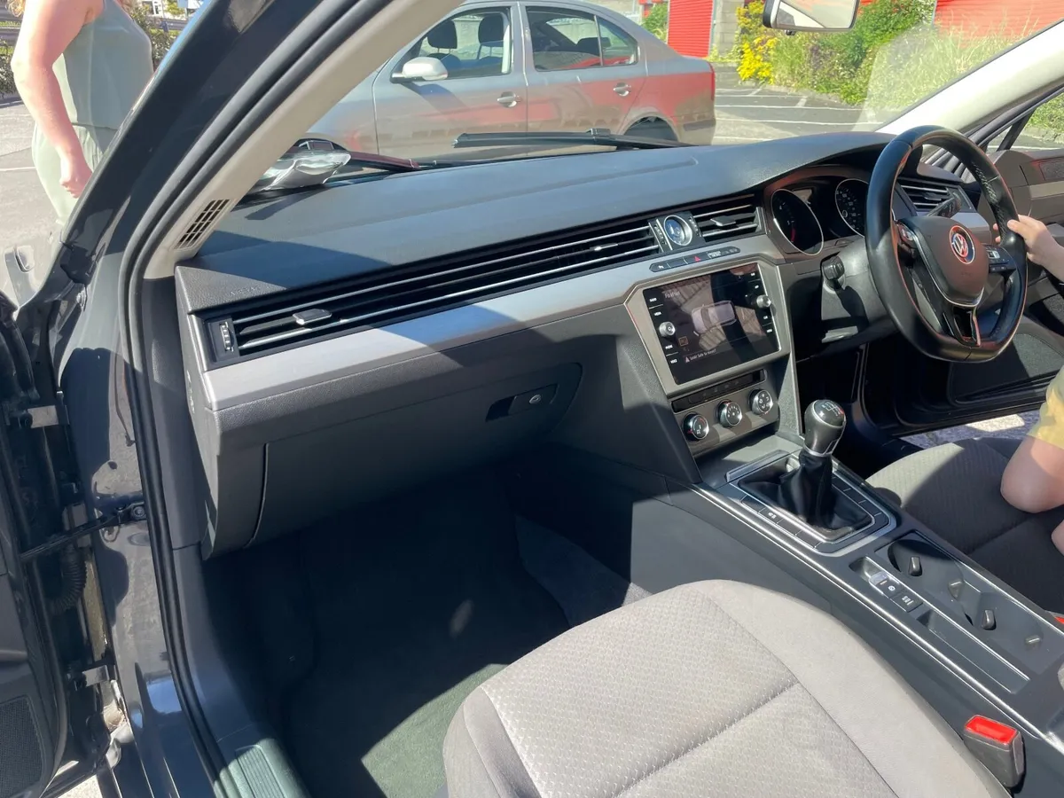 Volkswagen Passat 2017 - Image 4