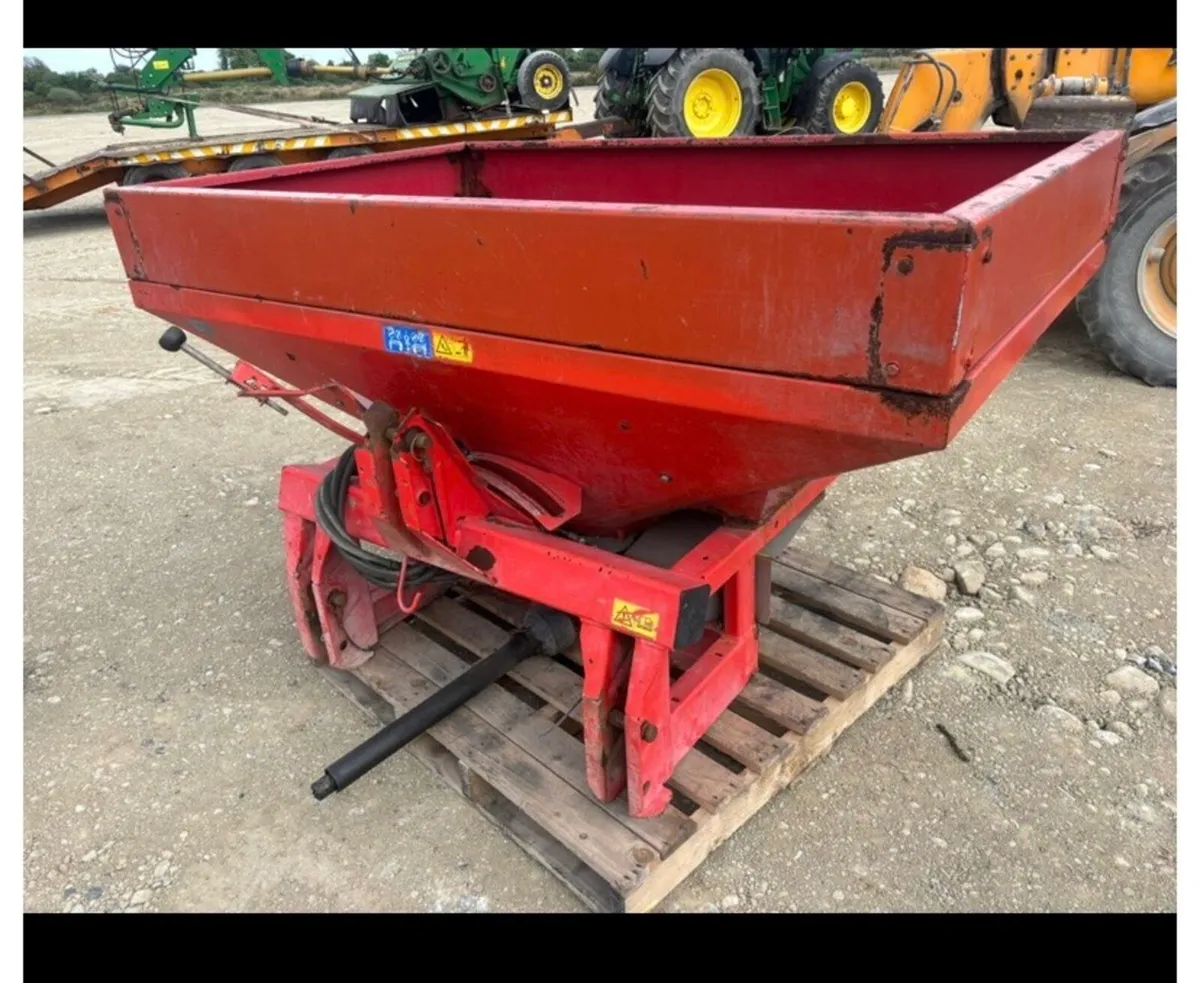 Rauch fertiliser spreader - Image 1