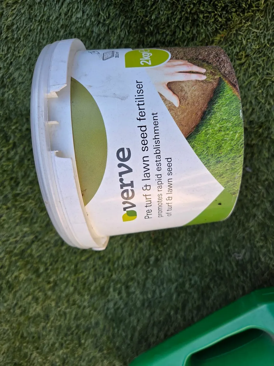 Lawn fertiliser