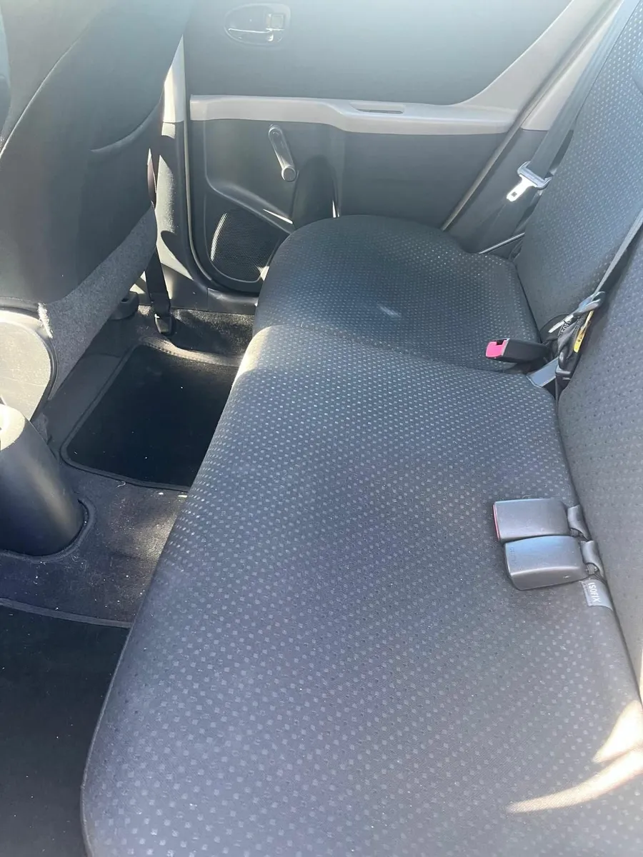 Toyota Yaris 2011 - Image 3