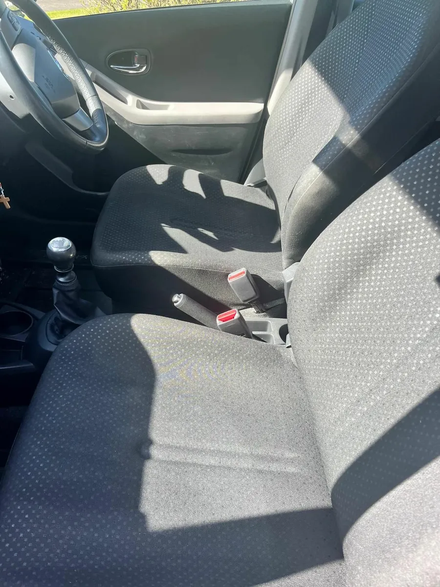 Toyota Yaris 2011 - Image 4