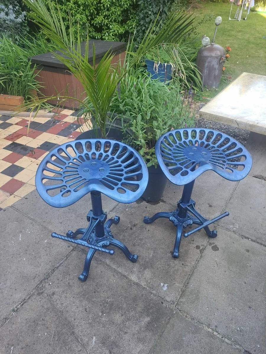 Pair of cast iron tractor seats - Image 1